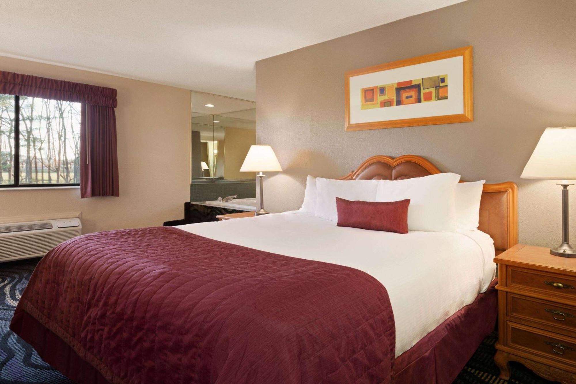 Baymont By Wyndham Logan Hotel Exterior photo