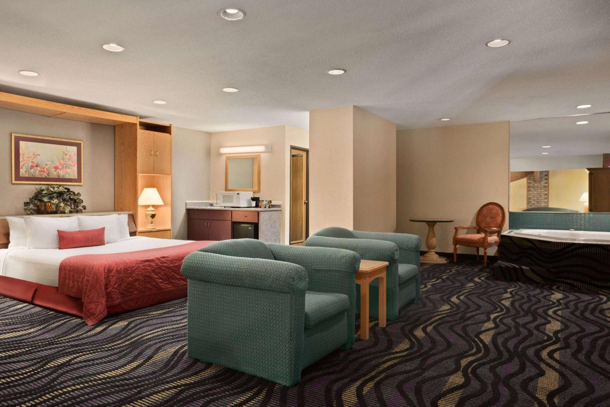 Baymont By Wyndham Logan Hotel Exterior photo